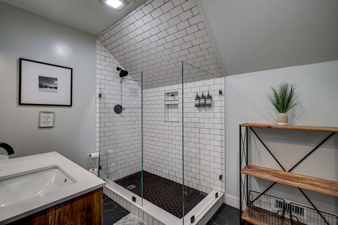 Forest Cabin Beautifully Design with Jacuzzi and Game Room in New Hampshire