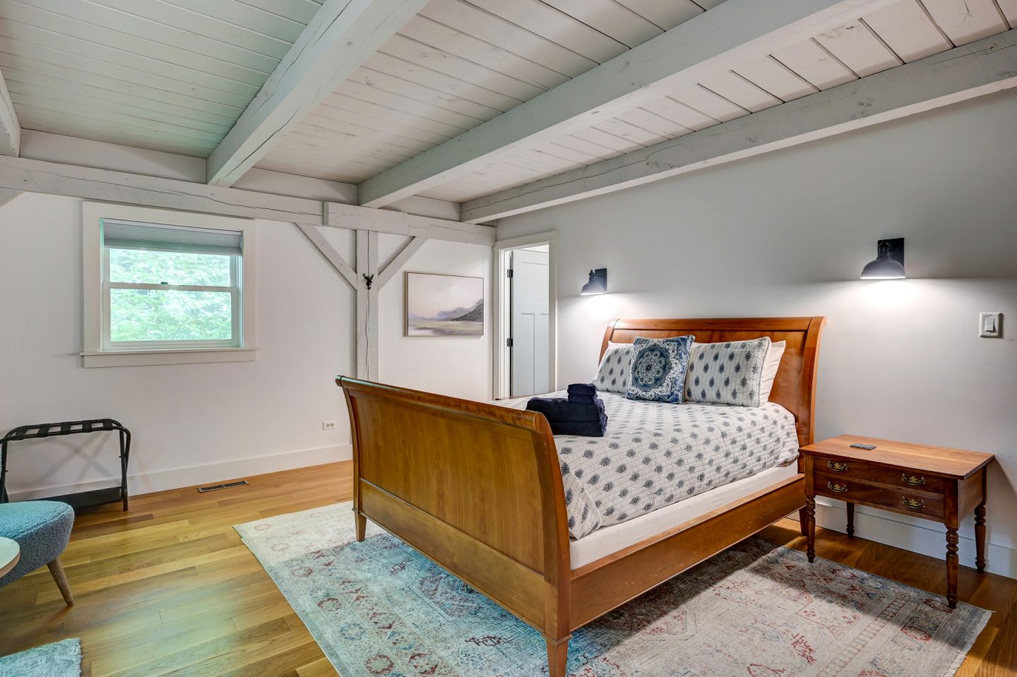 Forest Cabin Beautifully Design with Jacuzzi and Game Room in New Hampshire