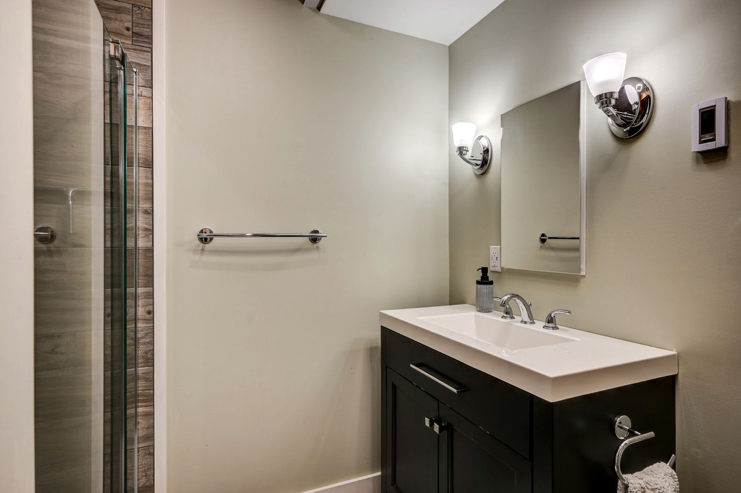 Forest Cabin Beautifully Design with Jacuzzi and Game Room in New Hampshire