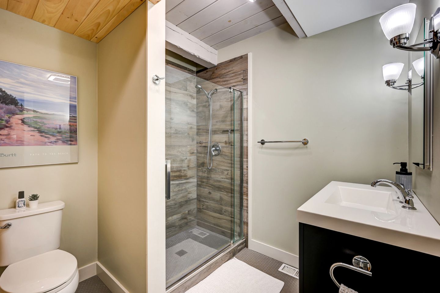 Forest Cabin Beautifully Design with Jacuzzi and Game Room in New Hampshire