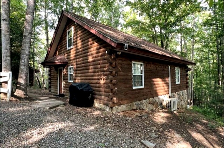 Cabins (United States of America, Wilkes County, North Carolina)