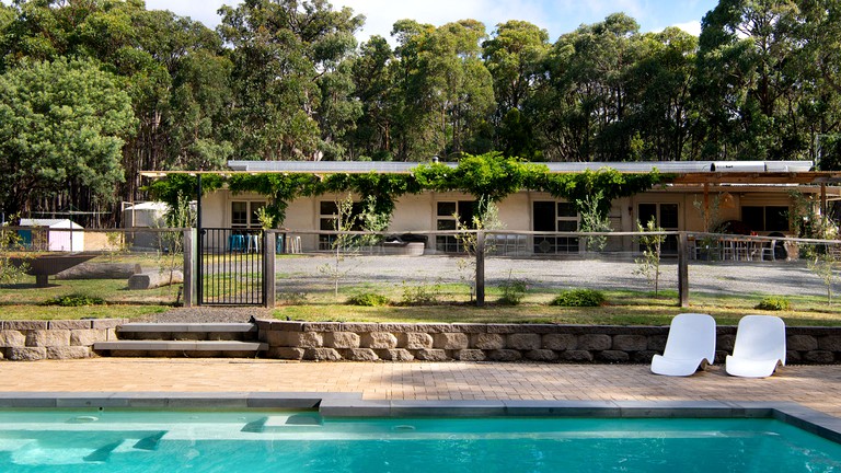 Impressive Vacation Rental with Swimming Pool and Barbecue in Wheatsheaf, Victoria