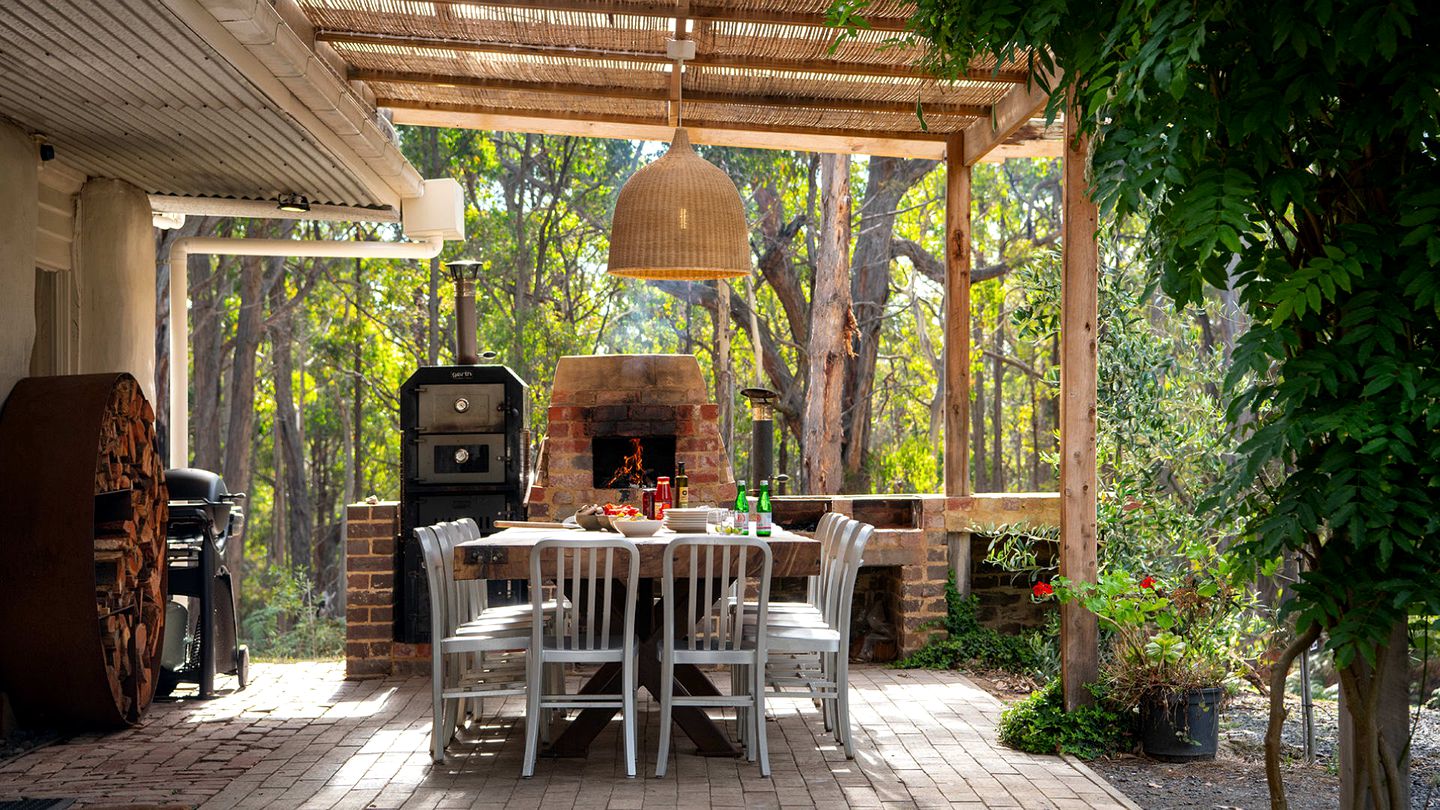 Impressive Vacation Rental with Swimming Pool and Barbecue in Wheatsheaf, Victoria