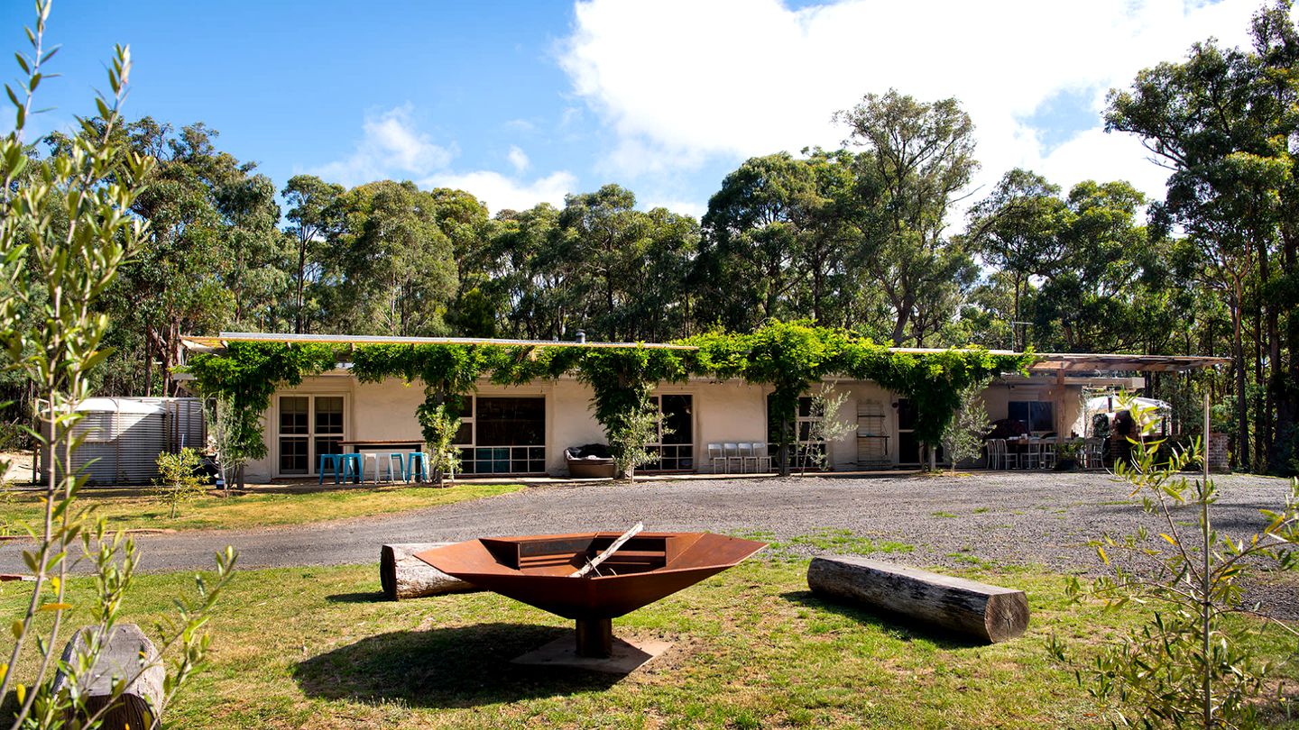 Impressive Vacation Rental with Swimming Pool and Barbecue in Wheatsheaf, Victoria