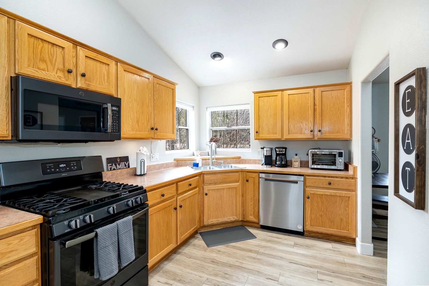 Spacious Mountain Retreat with Hot Tub and Pizza Oven, Perfect for a Luxury Retreat to Flagstaff