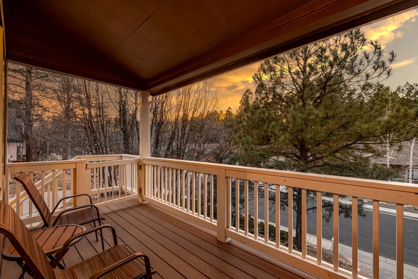 Spacious Mountain Retreat with Hot Tub and Pizza Oven, Perfect for a Luxury Retreat to Flagstaff