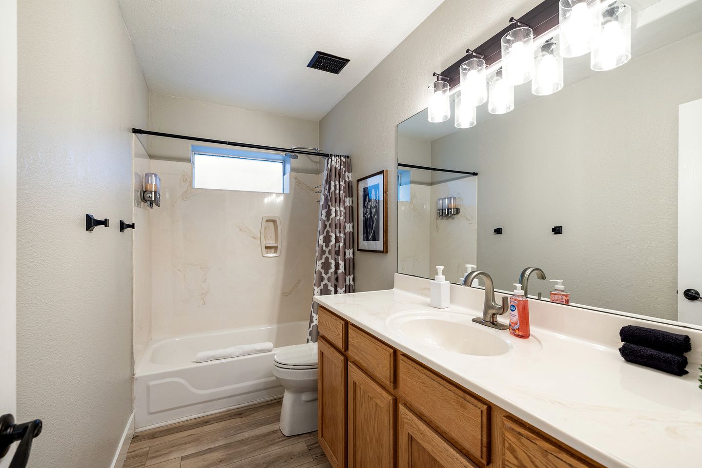 Spacious Mountain Retreat with Hot Tub and Pizza Oven, Perfect for a Luxury Retreat to Flagstaff