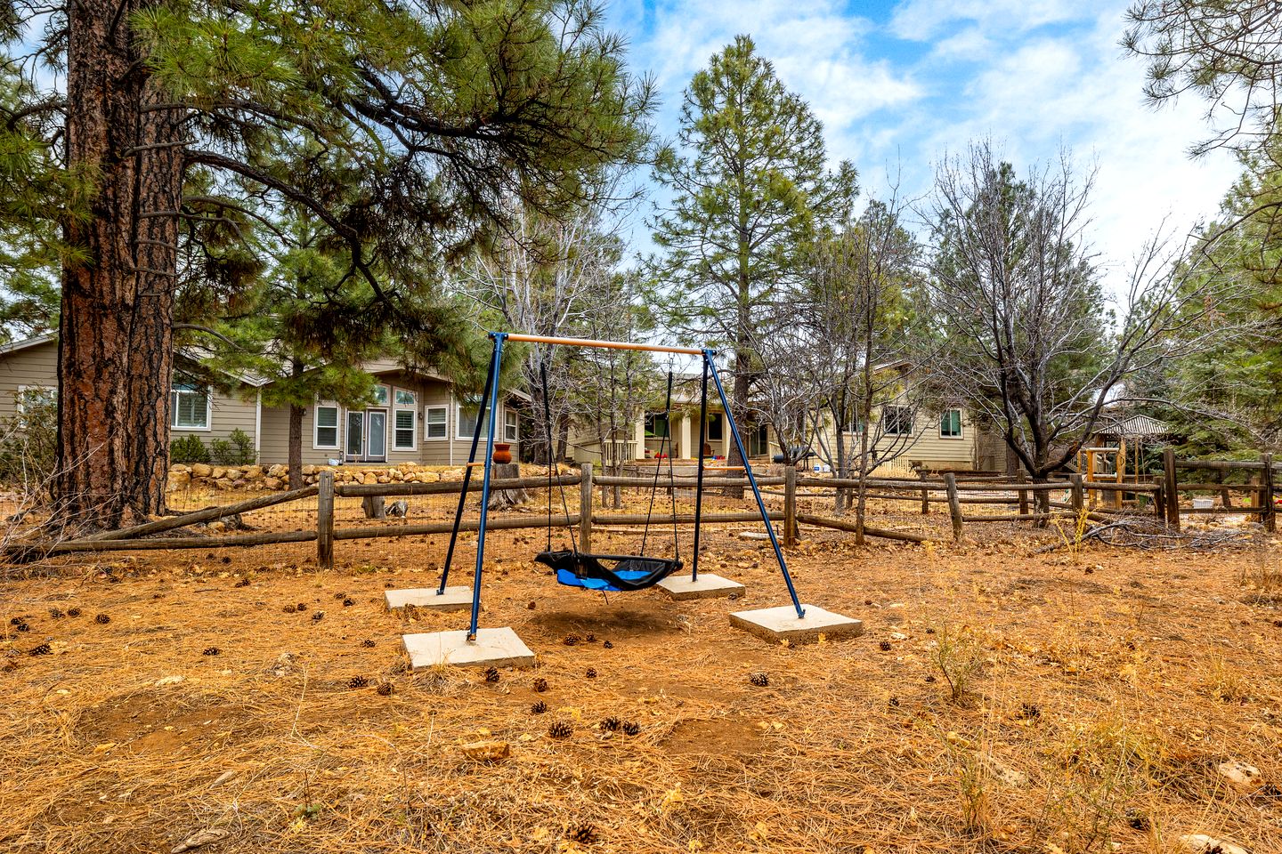 Spacious Mountain Retreat with Hot Tub and Pizza Oven, Perfect for a Luxury Retreat to Flagstaff