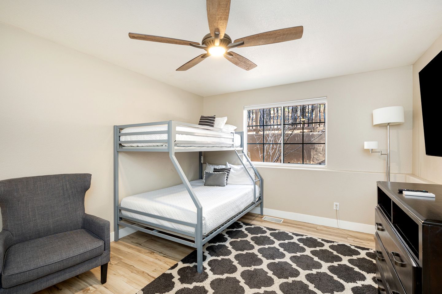 Spacious Mountain Retreat with Hot Tub and Pizza Oven, Perfect for a Luxury Retreat to Flagstaff