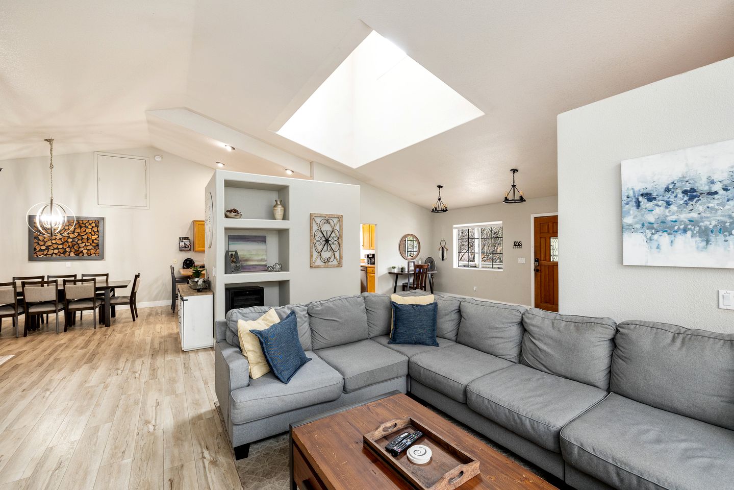 Spacious Mountain Retreat with Hot Tub and Pizza Oven, Perfect for a Luxury Retreat to Flagstaff