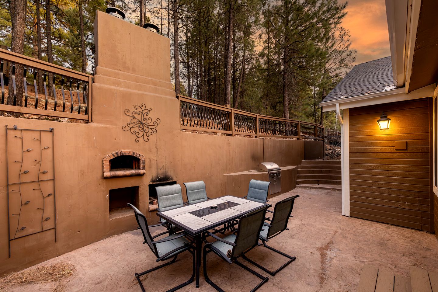 Spacious Mountain Retreat with Hot Tub and Pizza Oven, Perfect for a Luxury Retreat to Flagstaff