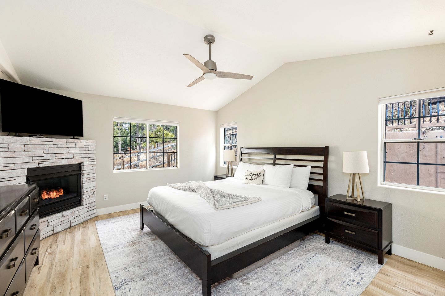 Spacious Mountain Retreat with Hot Tub and Pizza Oven, Perfect for a Luxury Retreat to Flagstaff