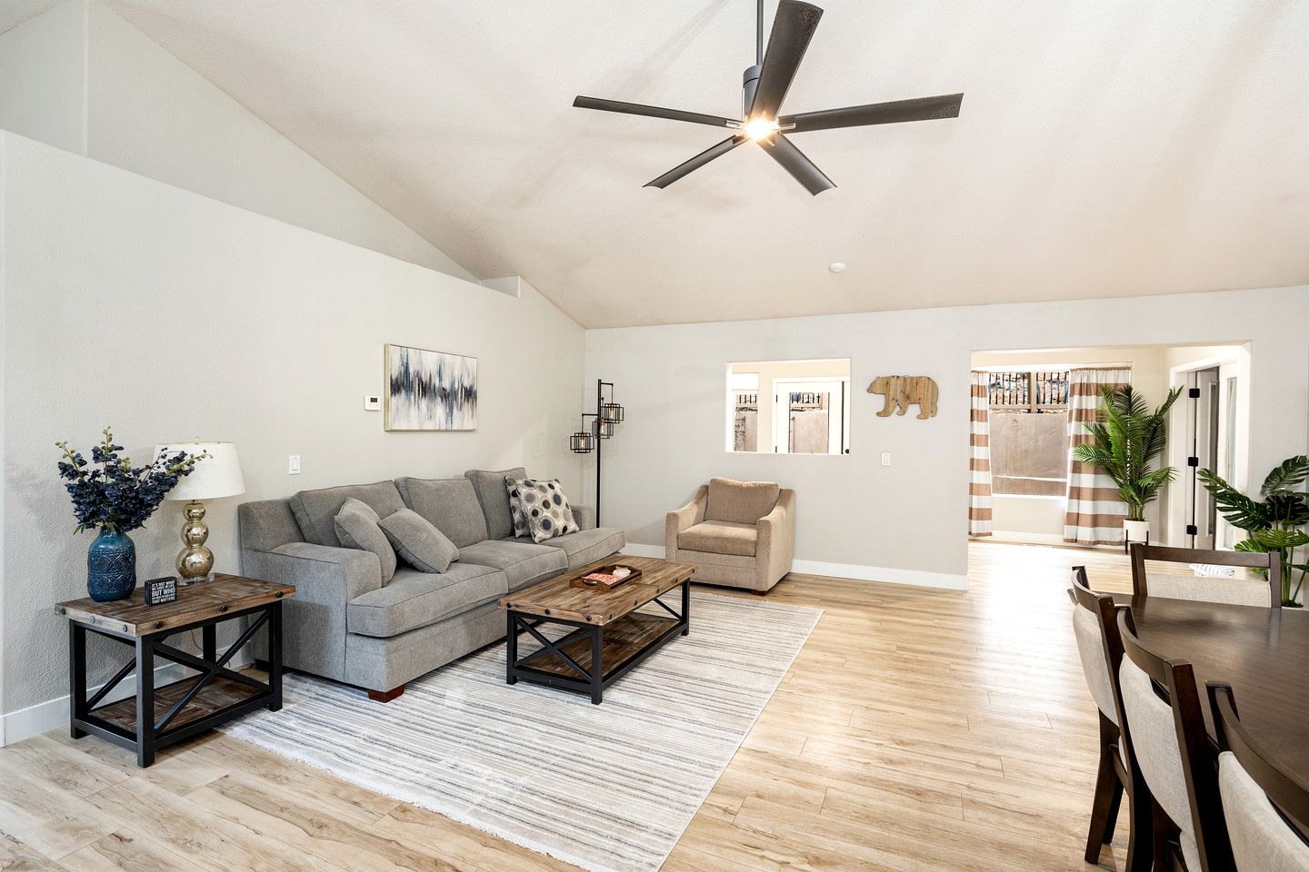 Spacious Mountain Retreat with Hot Tub and Pizza Oven, Perfect for a Luxury Retreat to Flagstaff