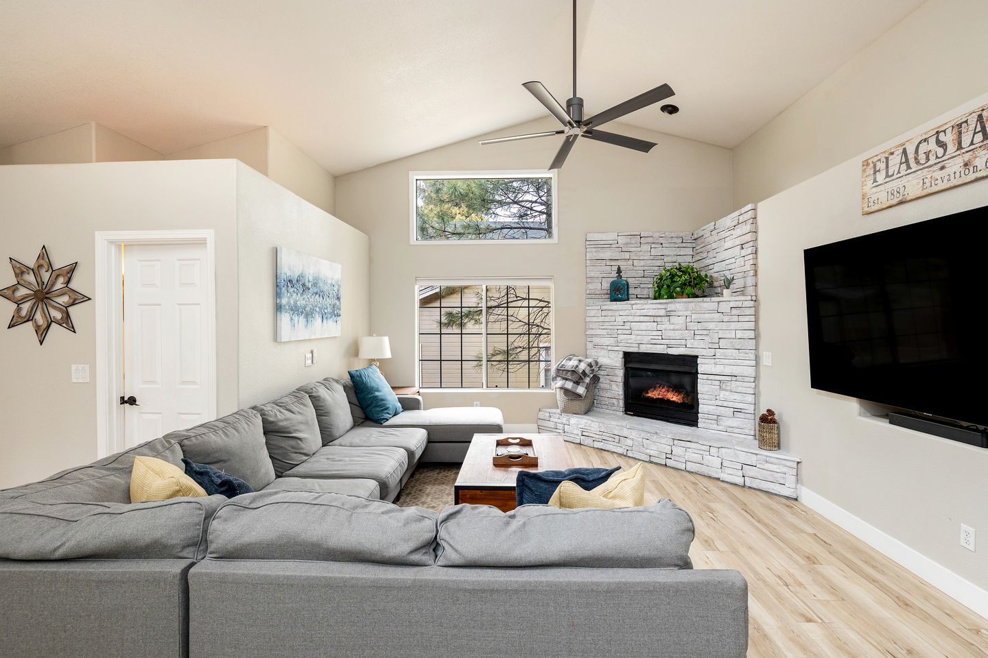 Spacious Mountain Retreat with Hot Tub and Pizza Oven, Perfect for a Luxury Retreat to Flagstaff