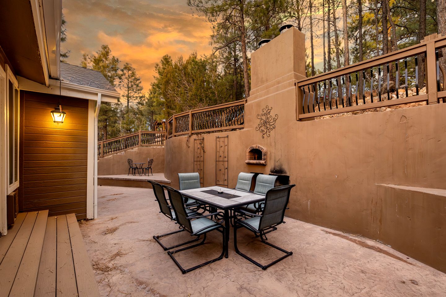Spacious Mountain Retreat with Hot Tub and Pizza Oven, Perfect for a Luxury Retreat to Flagstaff