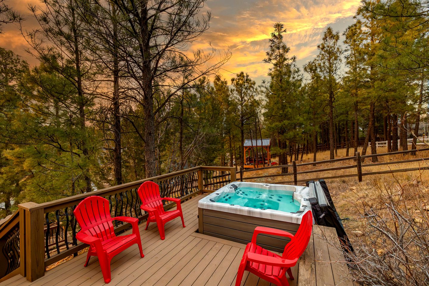 Spacious Mountain Retreat with Hot Tub and Pizza Oven, Perfect for a Luxury Retreat to Flagstaff