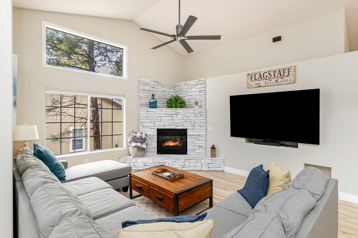 Spacious Mountain Retreat with Hot Tub and Pizza Oven, Perfect for a Luxury Retreat to Flagstaff