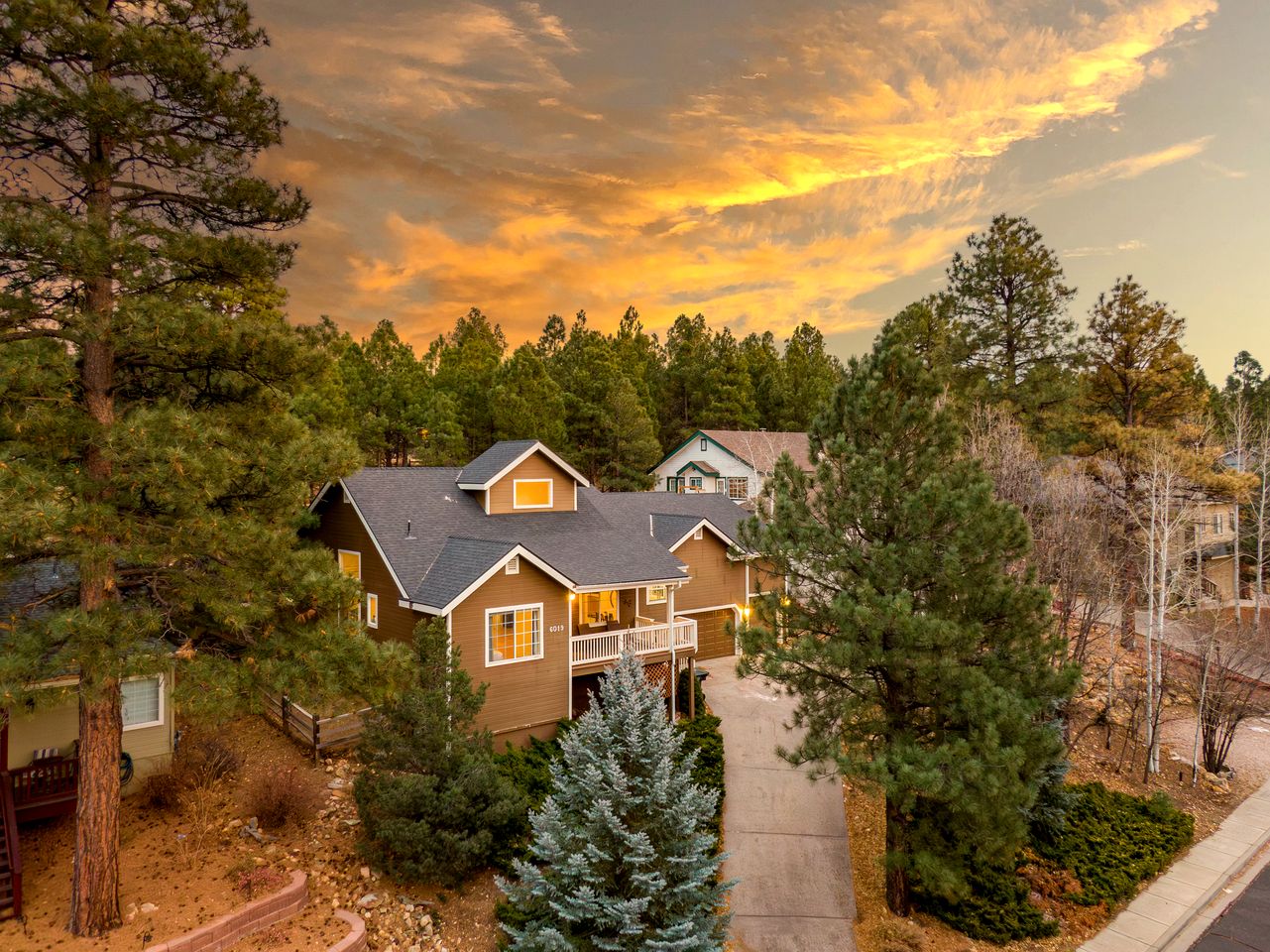 Spacious Mountain Retreat with Hot Tub and Pizza Oven, Perfect for a Luxury Retreat to Flagstaff
