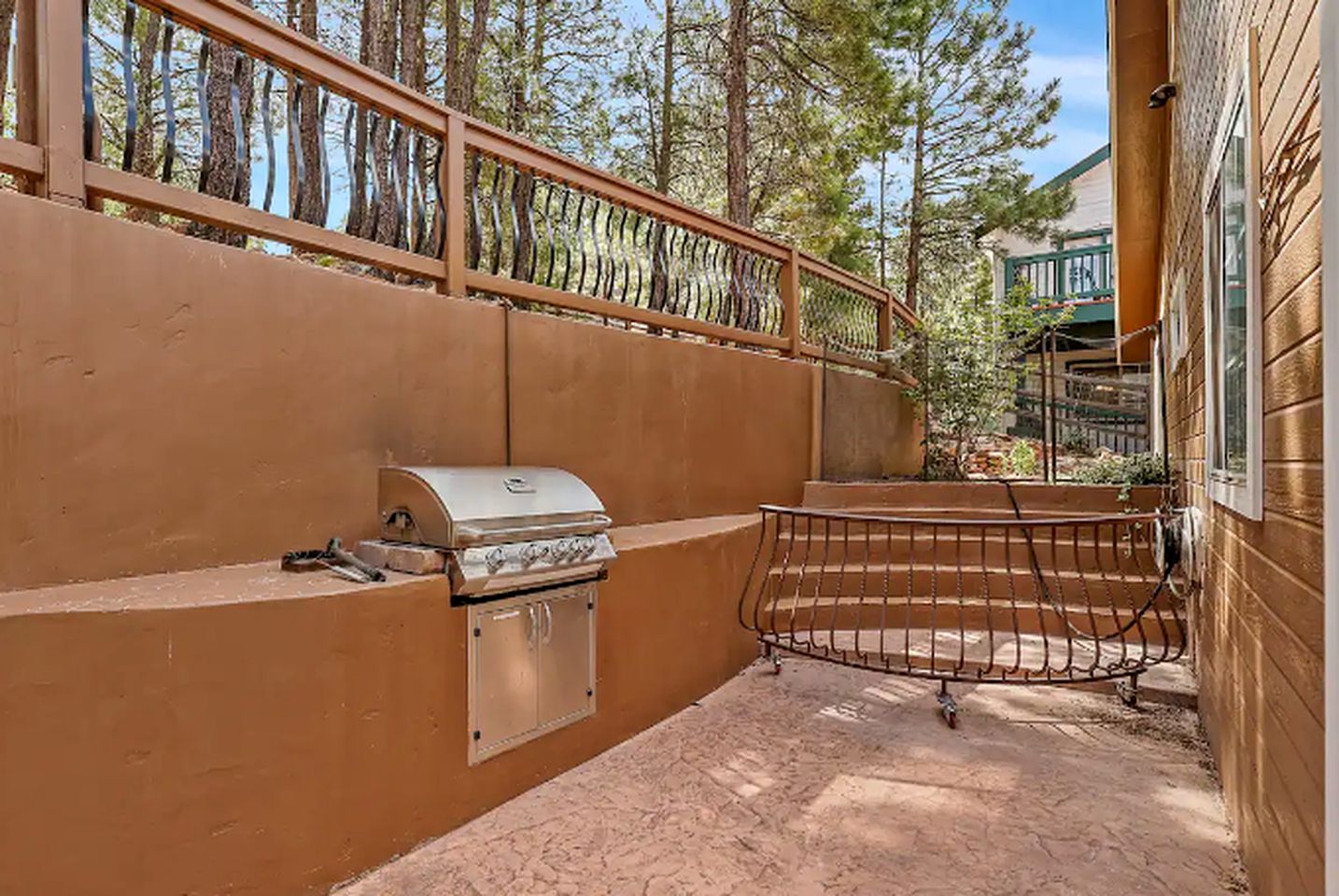 Spacious Mountain Retreat with Hot Tub and Pizza Oven, Perfect for a Luxury Retreat to Flagstaff