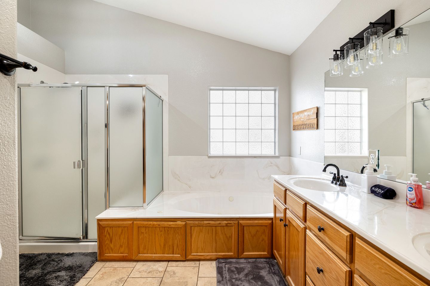 Spacious Mountain Retreat with Hot Tub and Pizza Oven, Perfect for a Luxury Retreat to Flagstaff