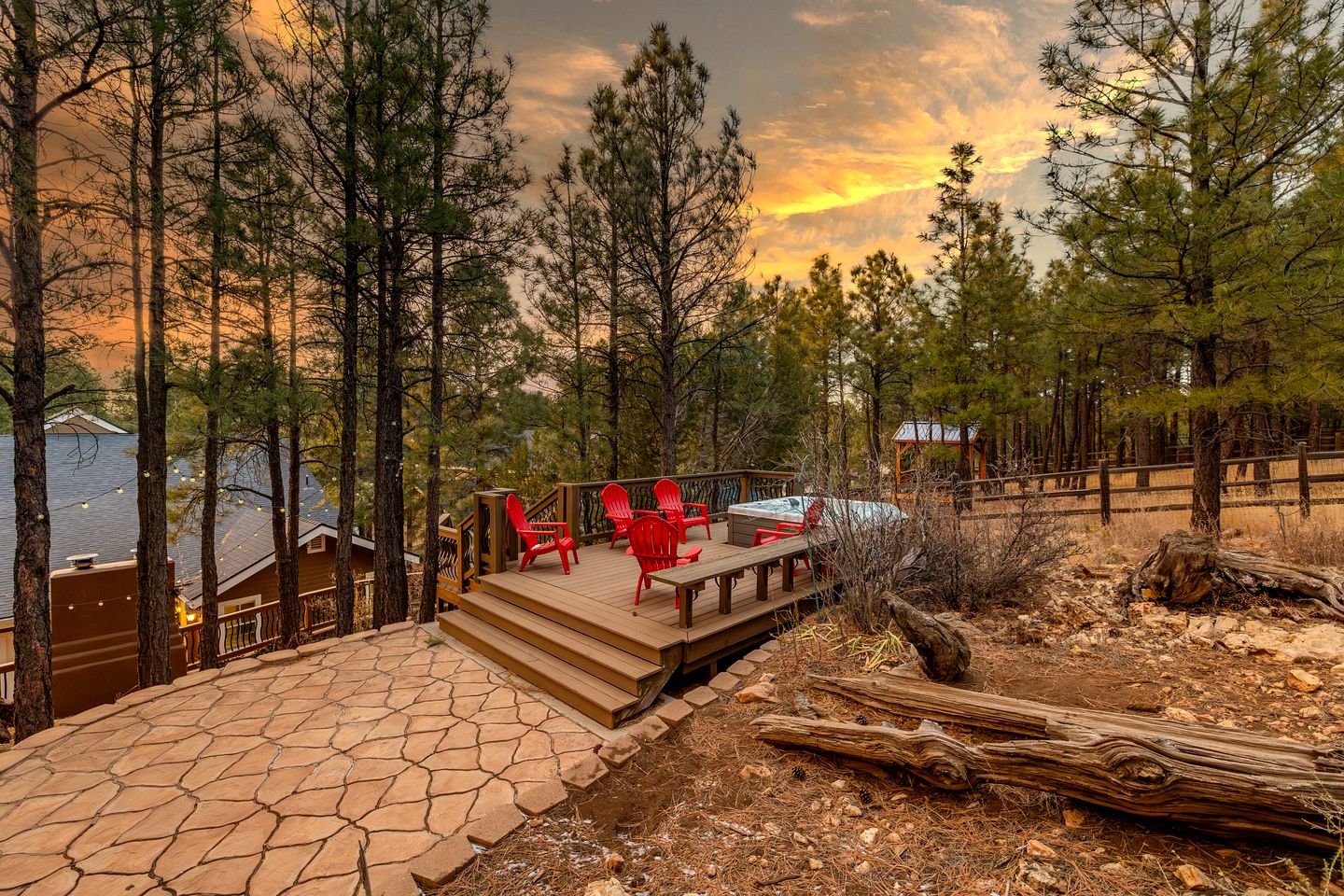 Spacious Mountain Retreat with Hot Tub and Pizza Oven, Perfect for a Luxury Retreat to Flagstaff