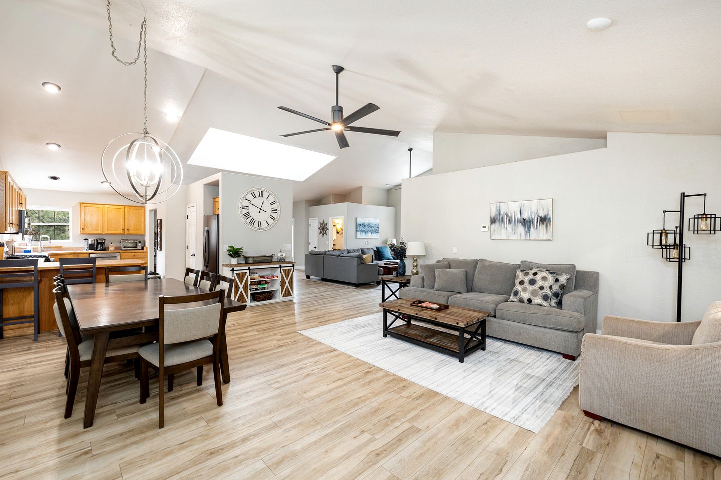 Spacious Mountain Retreat with Hot Tub and Pizza Oven, Perfect for a Luxury Retreat to Flagstaff