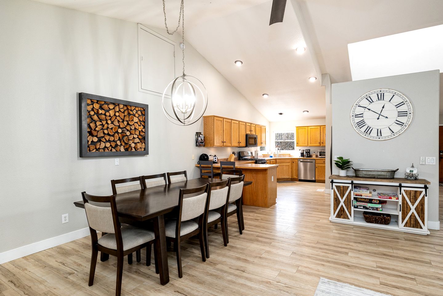 Spacious Mountain Retreat with Hot Tub and Pizza Oven, Perfect for a Luxury Retreat to Flagstaff