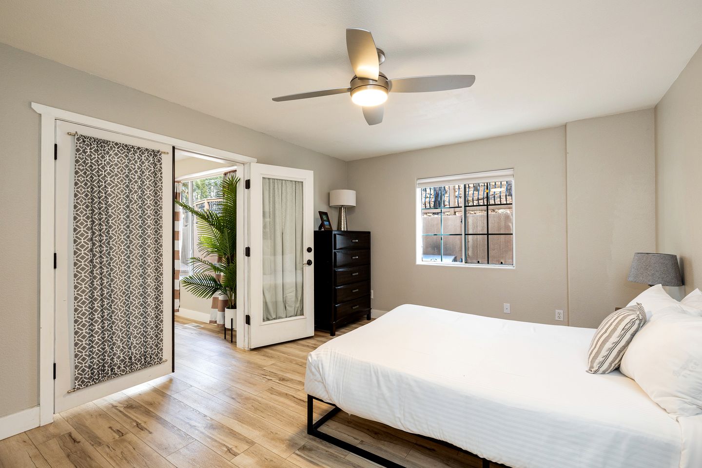 Spacious Mountain Retreat with Hot Tub and Pizza Oven, Perfect for a Luxury Retreat to Flagstaff