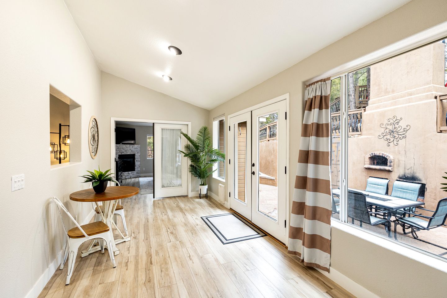 Spacious Mountain Retreat with Hot Tub and Pizza Oven, Perfect for a Luxury Retreat to Flagstaff