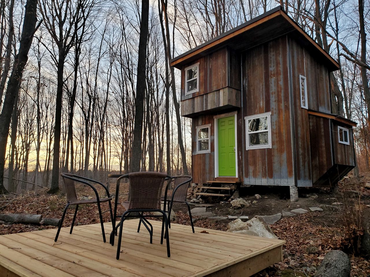 Cozy Cabin with Wood-Burning Stove for a Rustic Glamping Experience near Kingston
