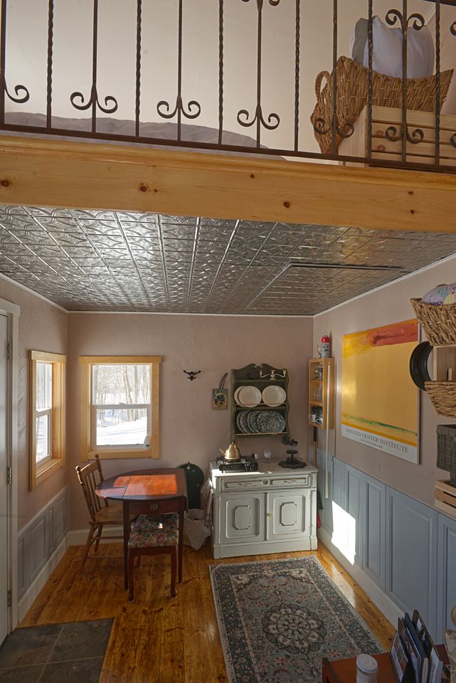Cozy Cabin with Wood-Burning Stove for a Rustic Glamping Experience near Kingston