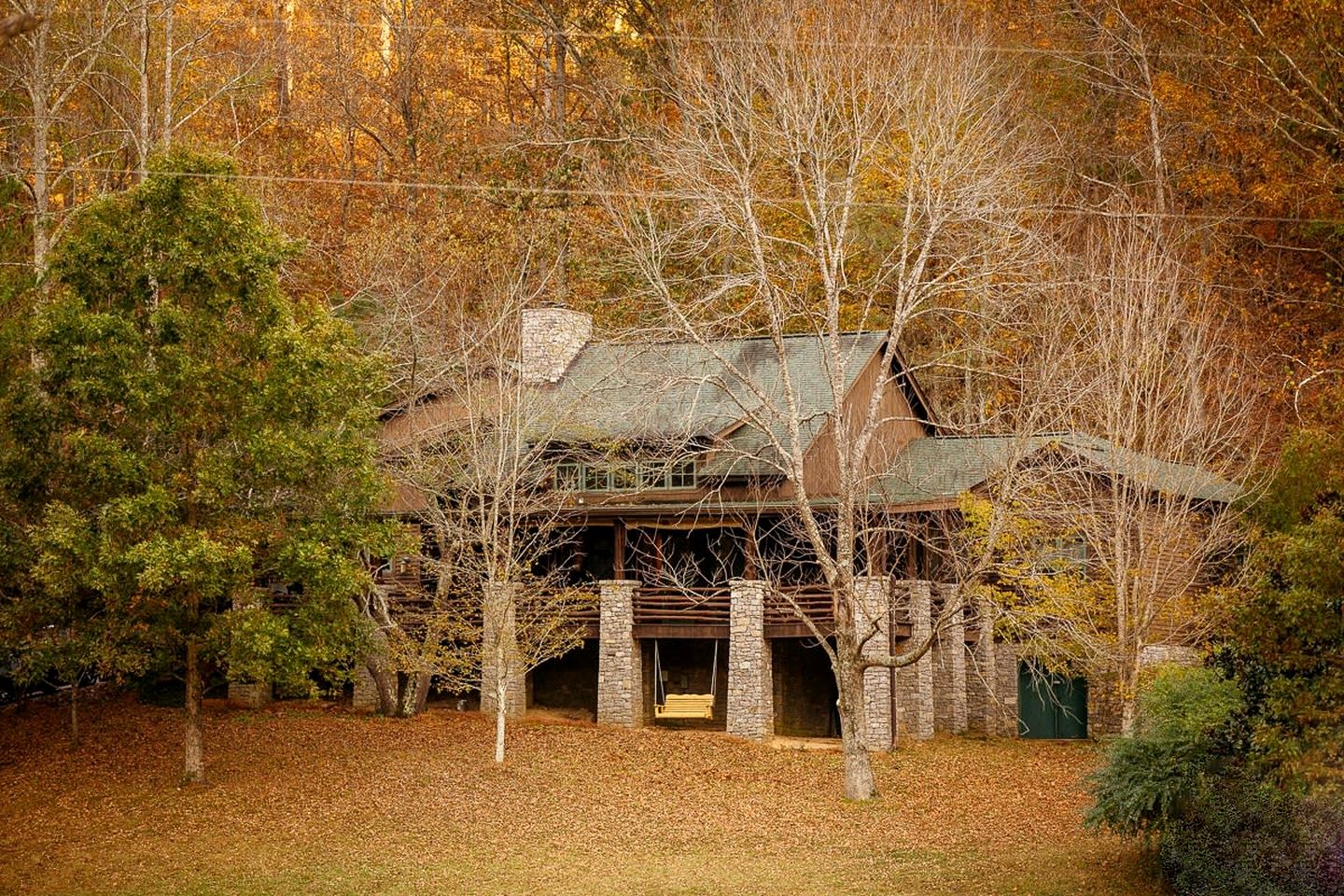 Beautiful Luminous Cabin with Deck and Indoor Spa Bath in Tennessee