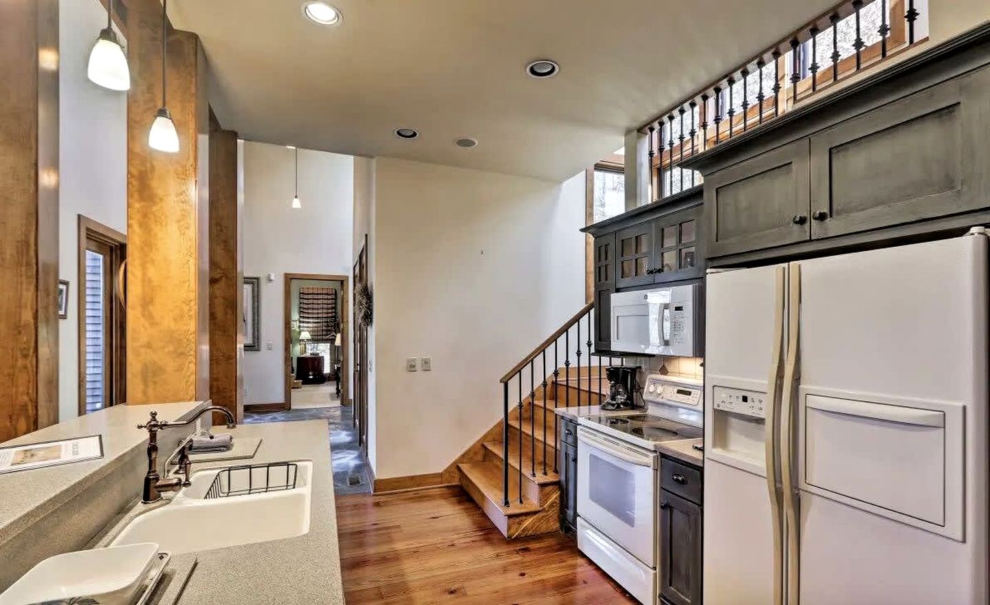 Beautiful Luminous Cabin with Deck and Indoor Spa Bath in Tennessee