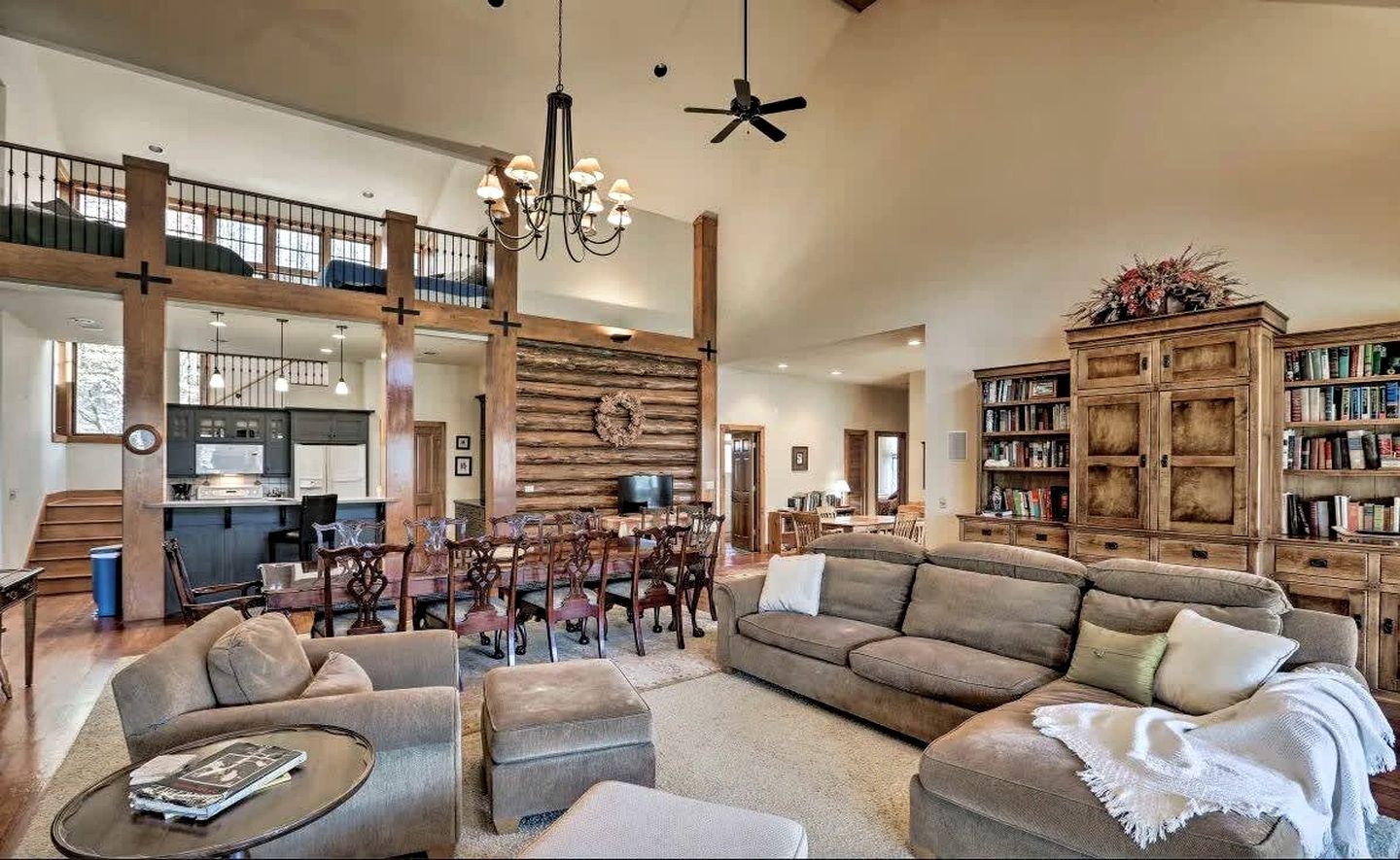 Beautiful Luminous Cabin with Deck and Indoor Spa Bath in Tennessee