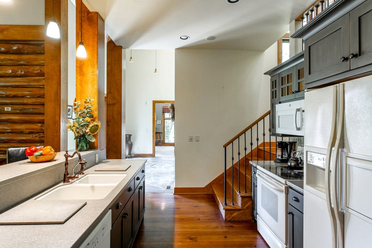 Beautiful Luminous Cabin with Deck and Indoor Spa Bath in Tennessee
