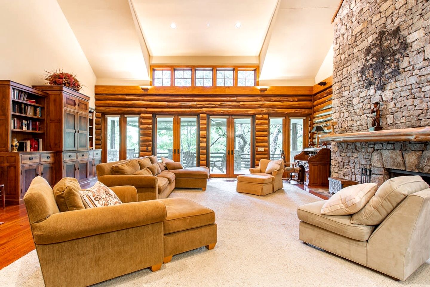 Beautiful Luminous Cabin with Deck and Indoor Spa Bath in Tennessee
