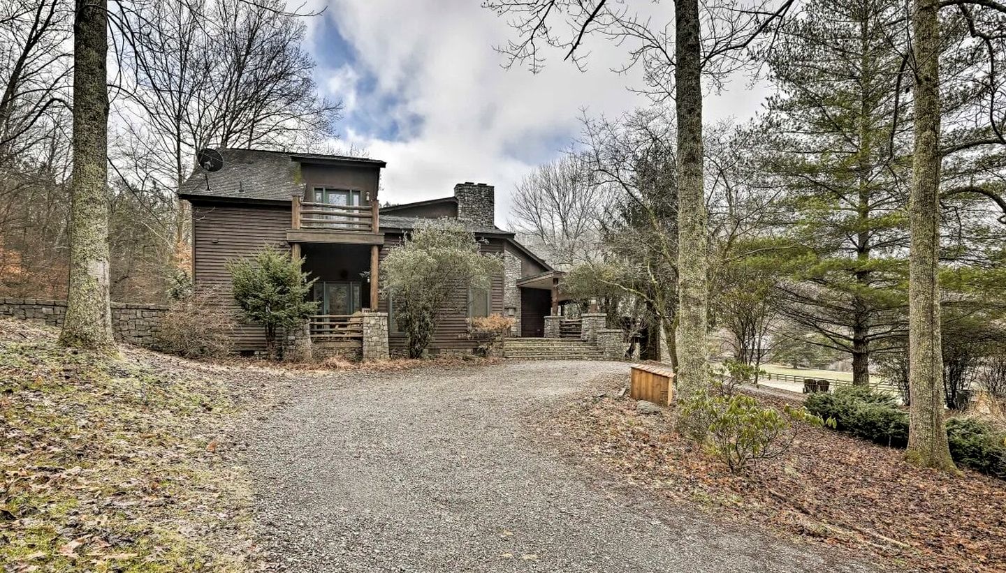 Beautiful Luminous Cabin with Deck and Indoor Spa Bath in Tennessee