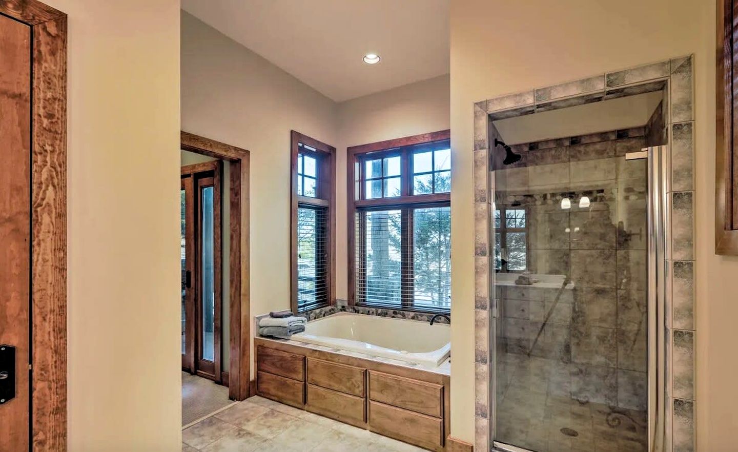 Beautiful Luminous Cabin with Deck and Indoor Spa Bath in Tennessee