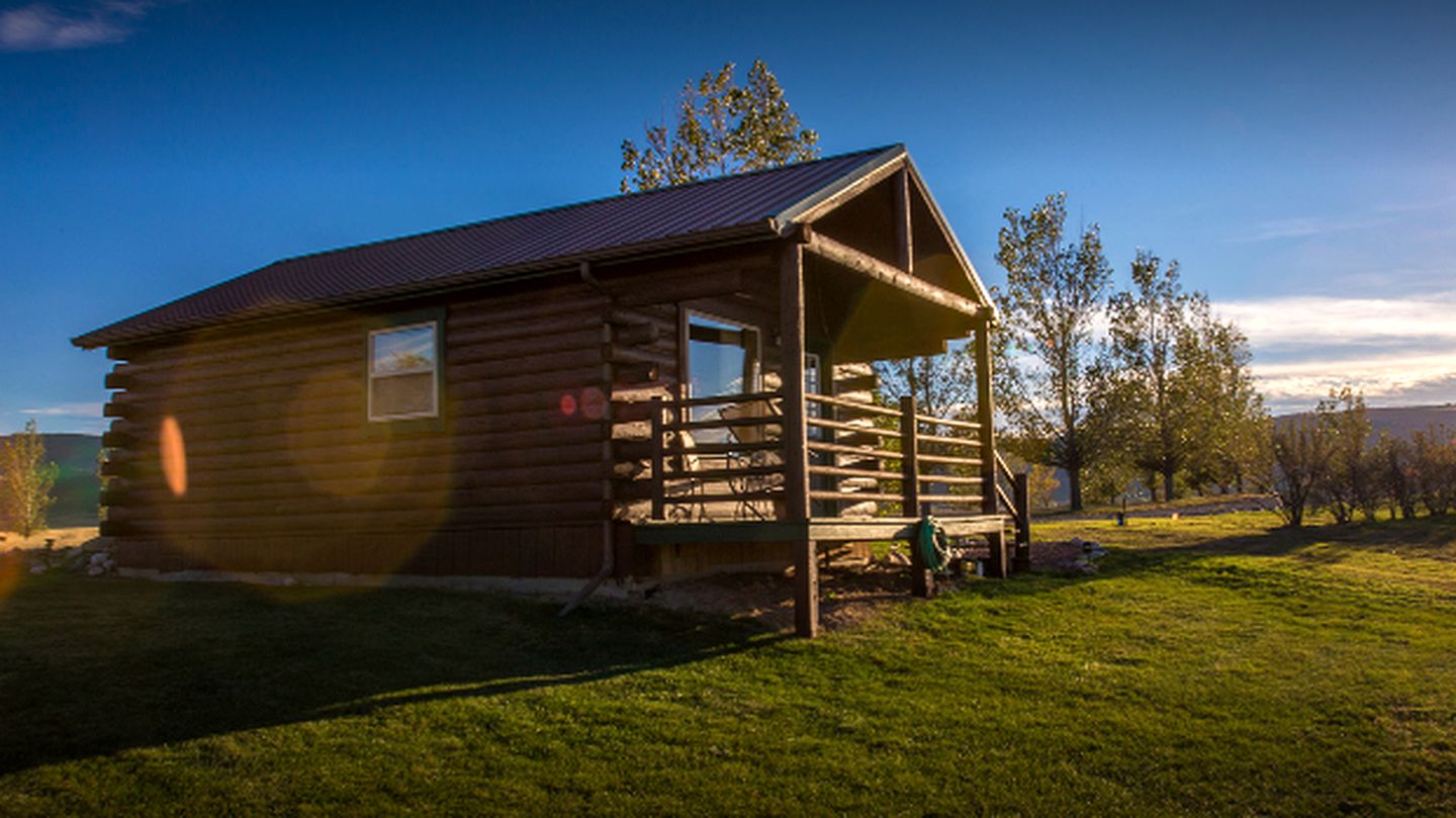 Cozy and Rustic Private Log Cabin in Resort in Fort Smith, Montana