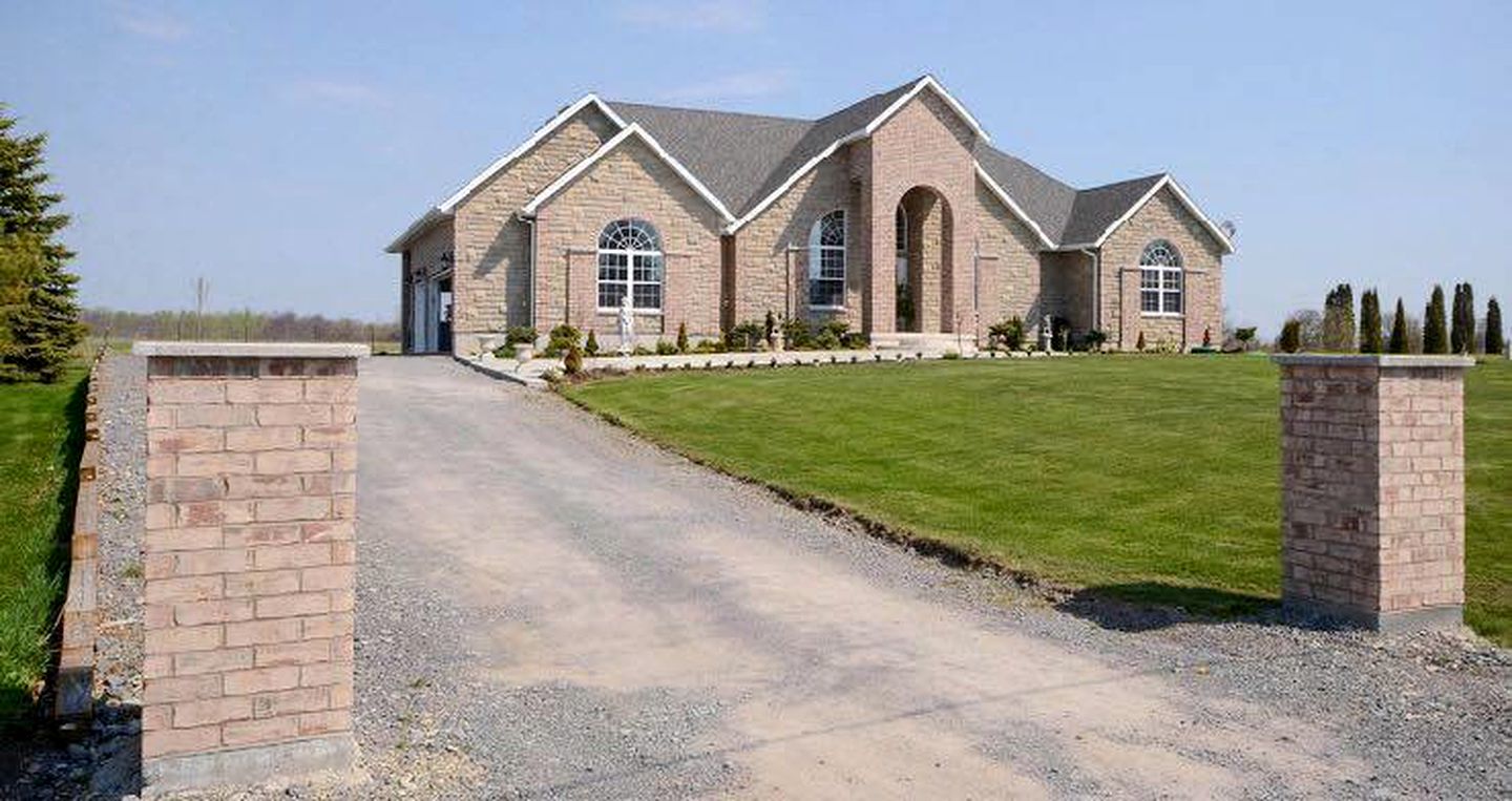 Spacious and Modern Cottage Rental on the Banks of Lake Ontario in Canada