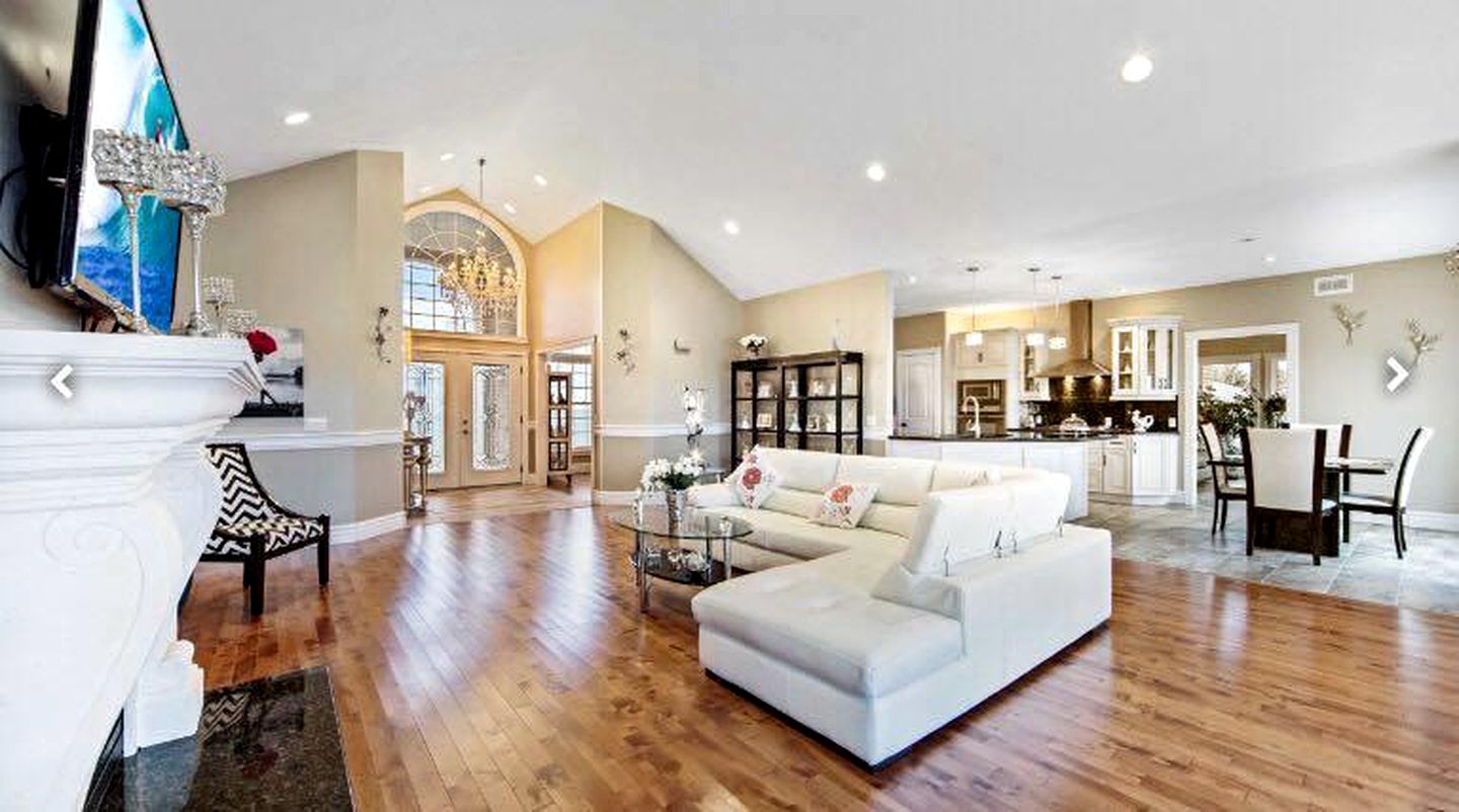 Spacious and Modern Cottage Rental on the Banks of Lake Ontario in Canada