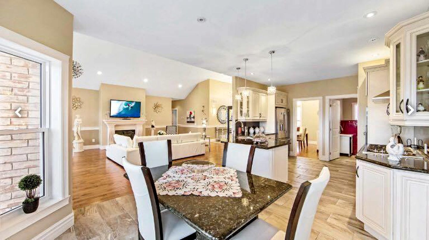 Spacious and Modern Cottage Rental on the Banks of Lake Ontario in Canada