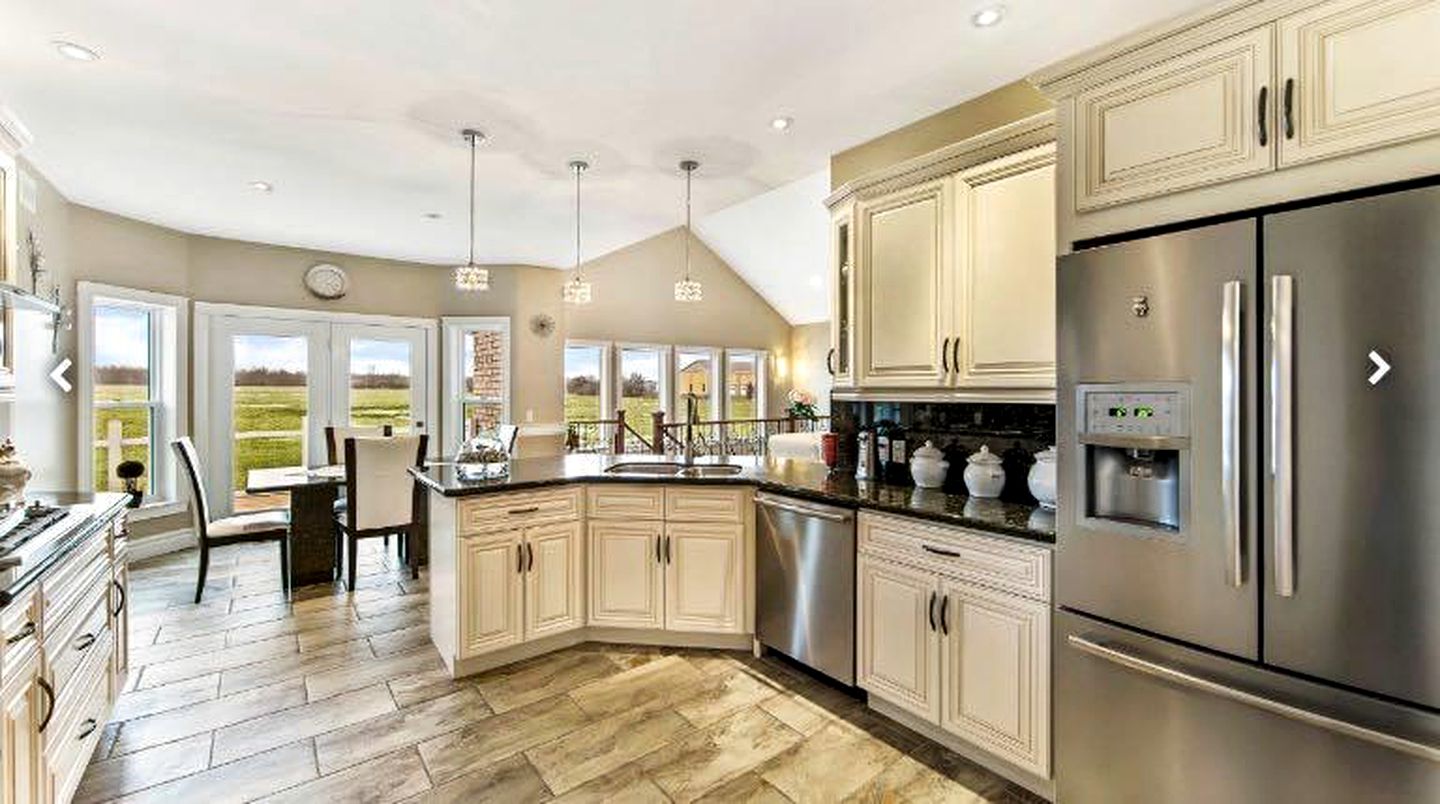 Spacious and Modern Cottage Rental on the Banks of Lake Ontario in Canada