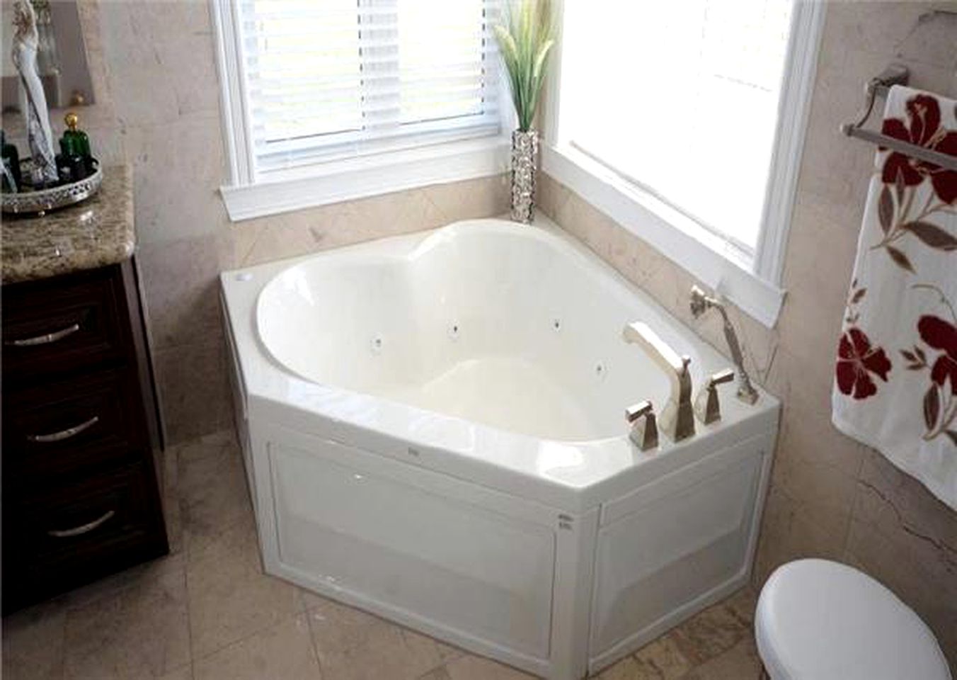 Spacious and Modern Cottage Rental on the Banks of Lake Ontario in Canada