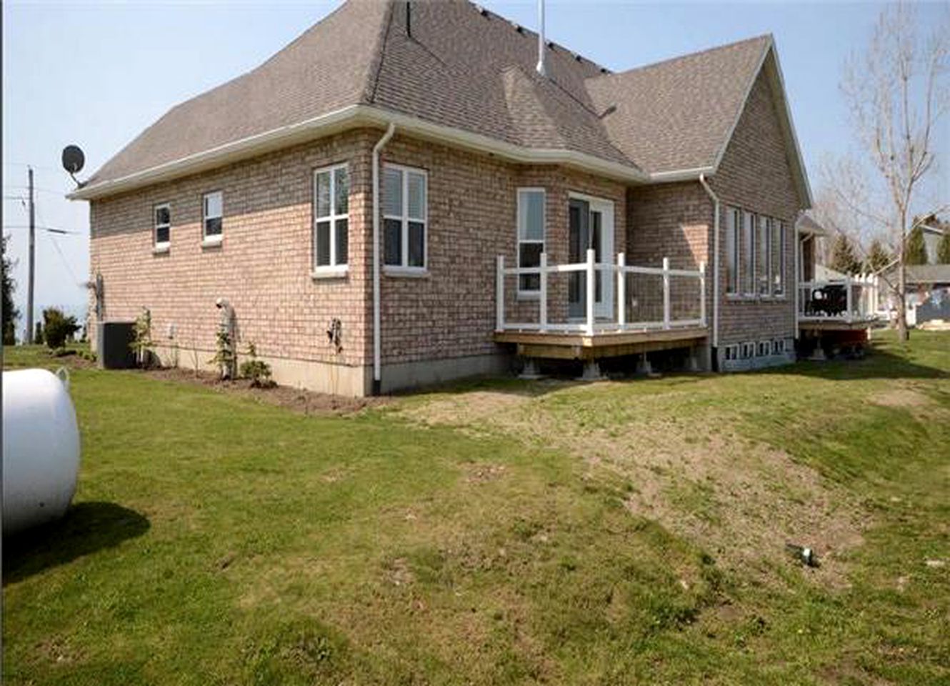 Spacious and Modern Cottage Rental on the Banks of Lake Ontario in Canada