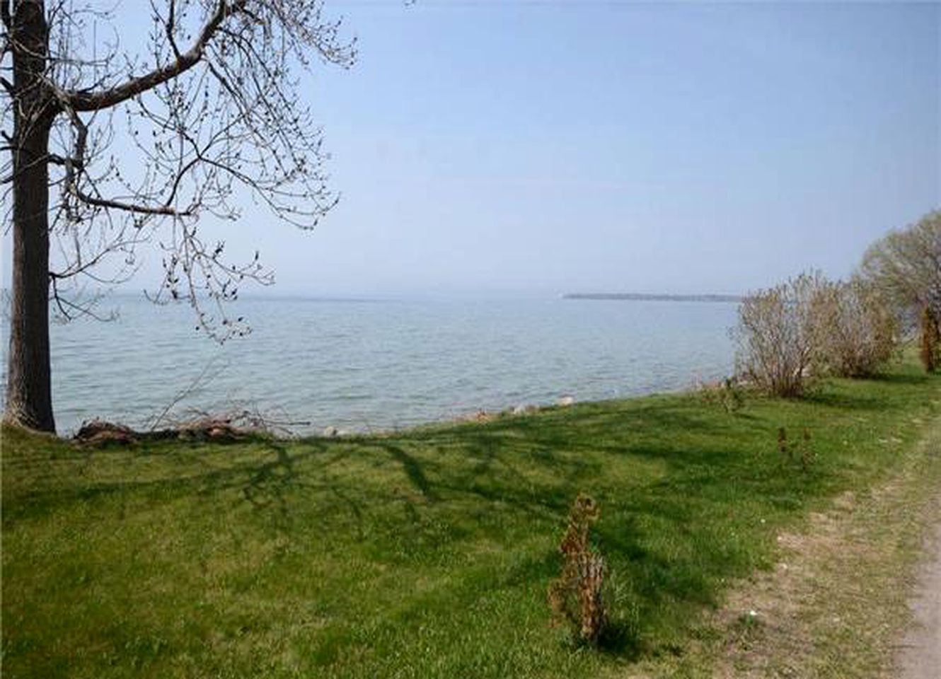 Spacious and Modern Cottage Rental on the Banks of Lake Ontario in Canada