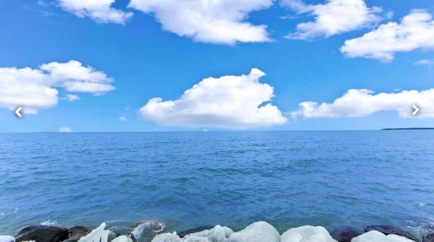 Spacious and Modern Cottage Rental on the Banks of Lake Ontario in Canada