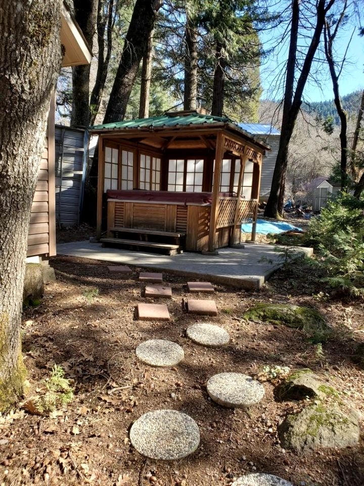 Spacious Woodland Getaway with Hot Tub and River Outlook in Dunsmuir, California