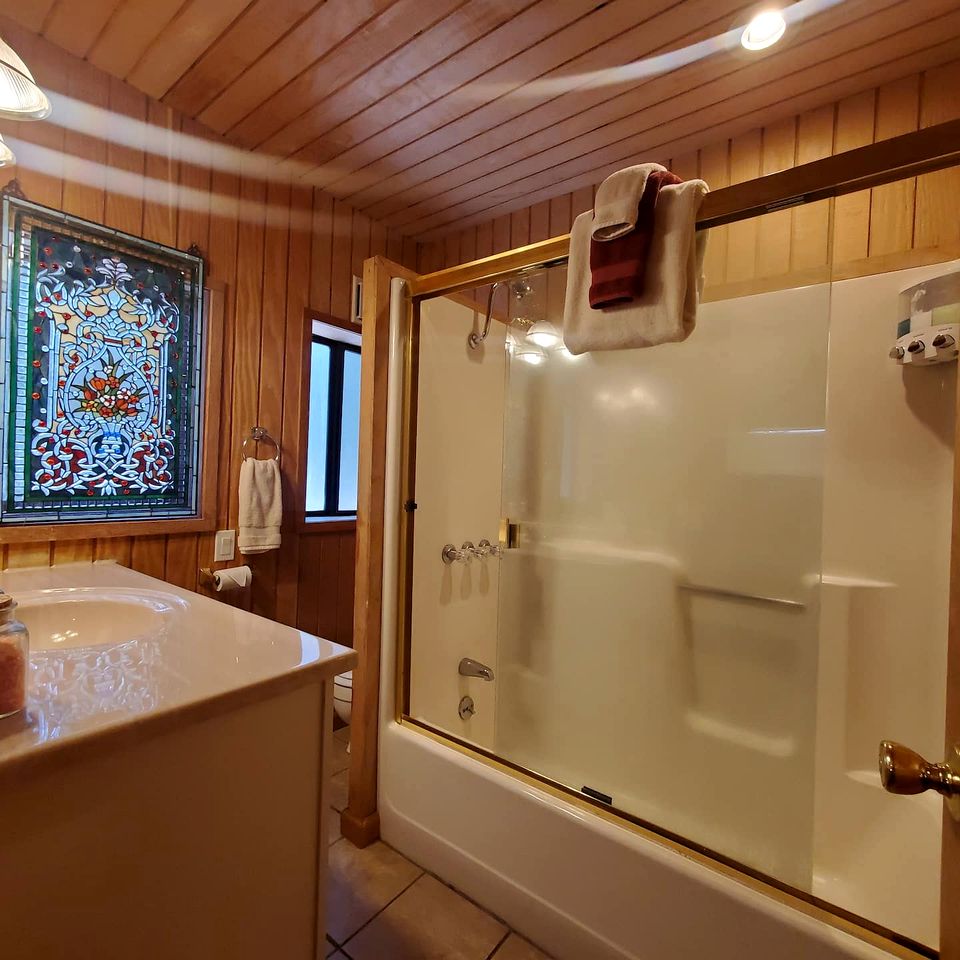 Spacious Woodland Getaway with Hot Tub and River Outlook in Dunsmuir, California