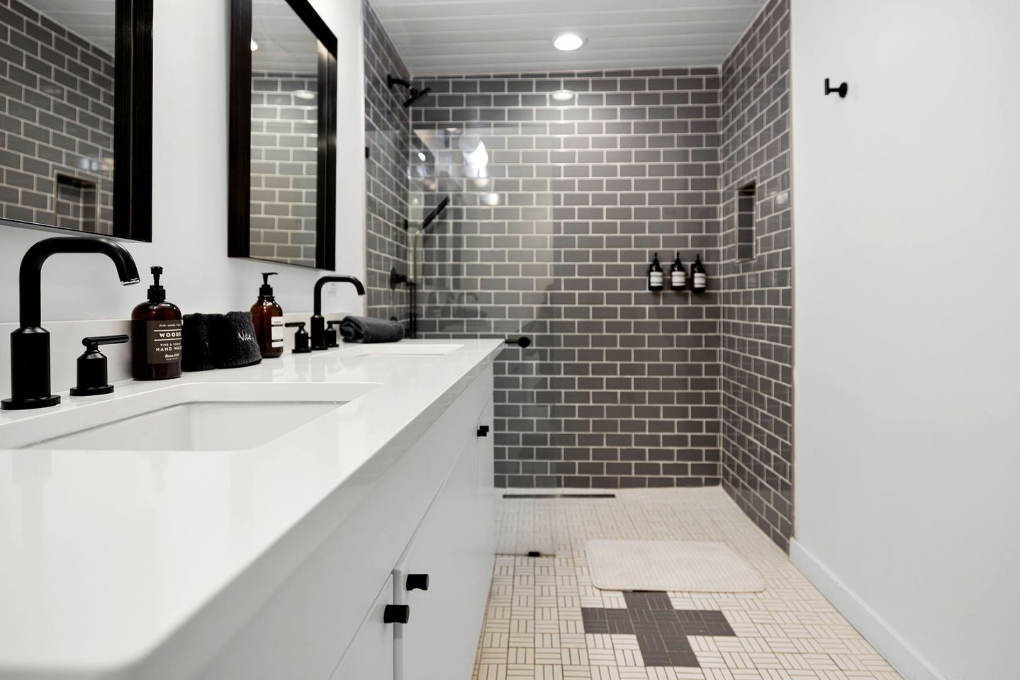 Luxury Fredericksburg Log Cabin with Heated Pool, Hot Tub & Game Room Near Main Street, Fredericksburg, TX